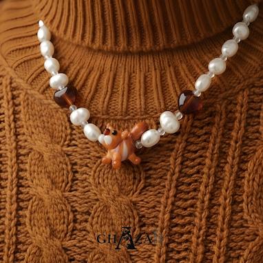 راهنمای ست کردن گردنبند شیشه‌ای با لباس مجلسی و استایل روزمره